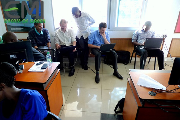 Các chuyên gia trao đổi cới nhau về cơ giới hóa