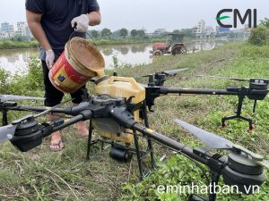 EMINA được đổ vào máy phun xử lý rơm rạ tại Thường Tín, Hà Nội